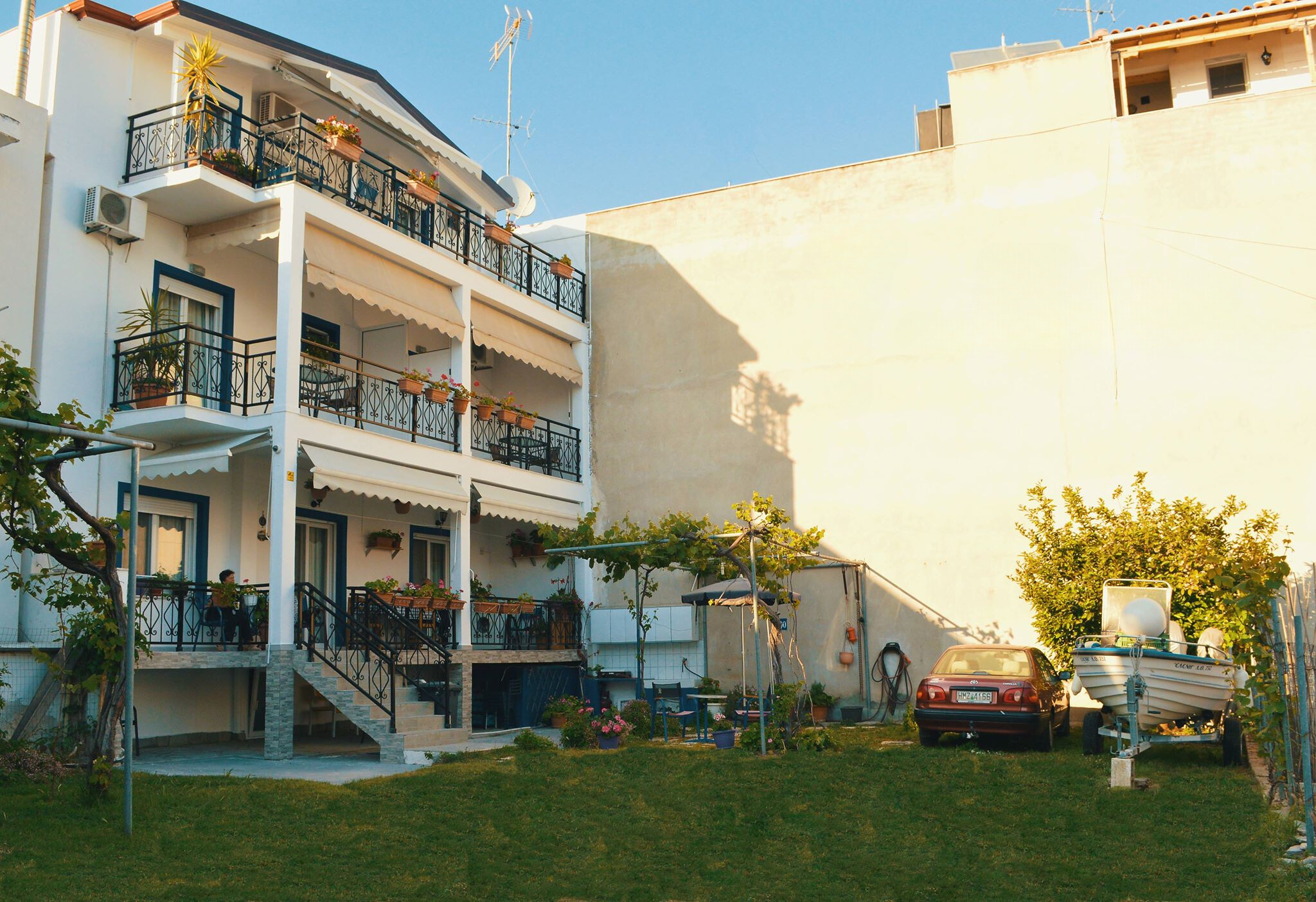 Periklis Rooms and Apartments - Backyard